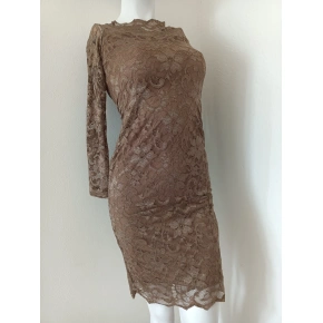 Koronkowa sukienka damska 91141 brązowa - Koucla