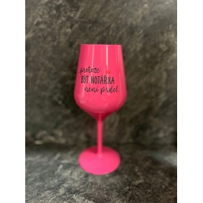 ...PROTOŽE BÝT NOTÁŘKA NENÍ PRDEL... - růžová nerozbitná sklenice na víno 470 ml ...PROTOŽE BÝT NOTÁŘKA NENÍ PRDEL... - růžová nerozbitná sklenice na víno 470 ml