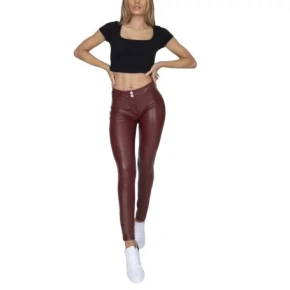 Damskie spodnie Hugz z czarnej sztucznej skóry ze średnim stanem - HUGZJEANS