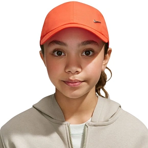 Czapka z daszkiem dla dzieci Nike Dri-Fit Club pomarańczowa FB5064 842 Czapka z daszkiem dla dzieci Nike Dri-Fit Club pomarańczowa FB5064 842