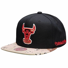 Czapka z daszkiem Mitchell & Ness NBA HWC Chicago Bulls Choco Camo - HHSS1101-CBUYYPPPBLCK Czapka z daszkiem Mitchell & Ness NBA HWC Chicago Bulls Choco Camo - HHSS1101-CBUYYPPPBLCK